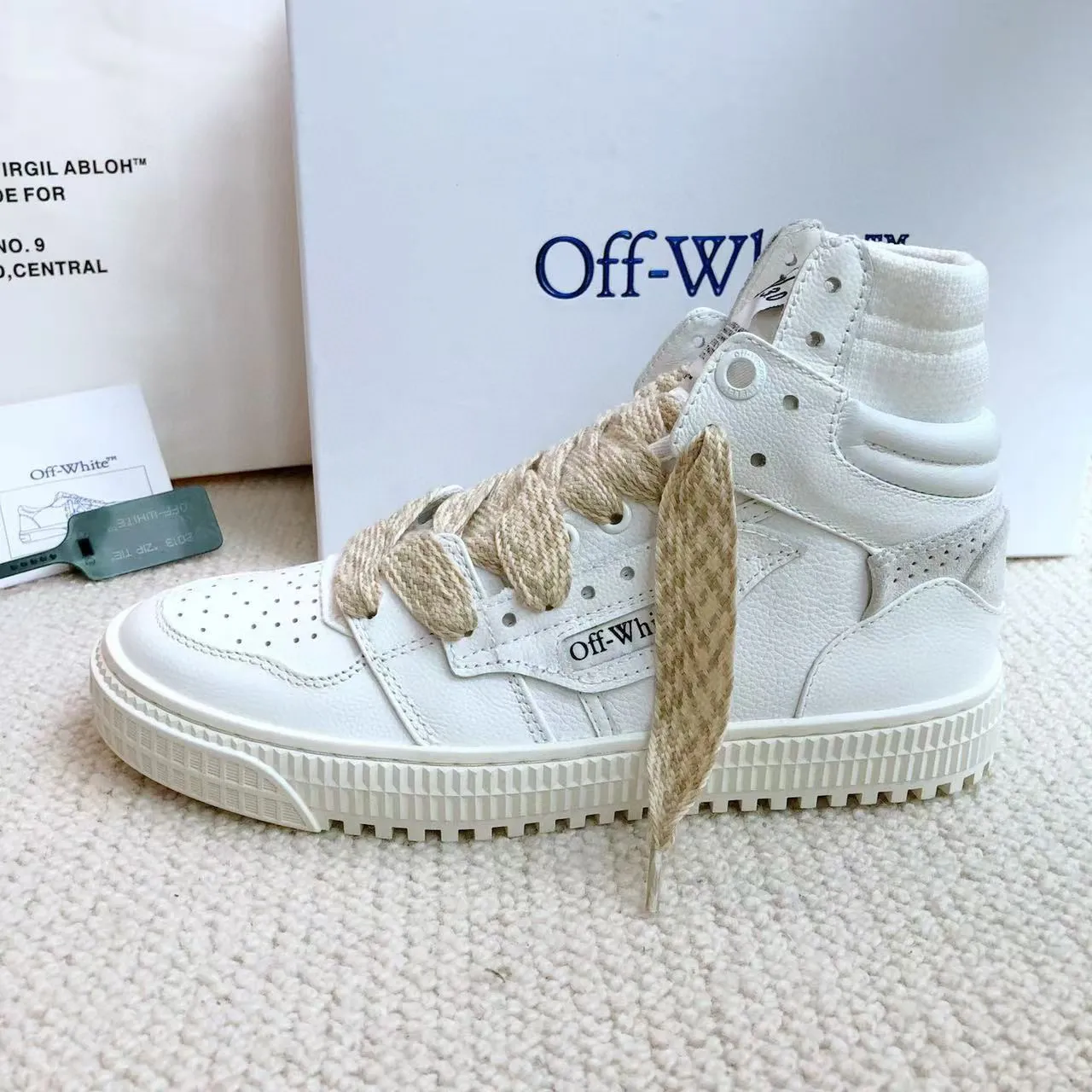 Men's shoes💰620 OFF WHITE ⚡️Couple style⚡️🍓New color🍓 The latest spring model of Gaobang street casual Martin style masterpiece, released the highest quality version on the market 👊 Series original mold opening, original lasting, production technology 1:1 original ➰🔜The best choice for more and more celebrities and Internet celebrities🔸In the classics Changes in the code🔸Innovate in the trend🔸Strive to break away from the shackles of bad street design🔝Although he is not the originator of fashion design, he is definitely a shining dark horse in avant-garde design🐴🆙Do not follow the trend🔅Not universal beauty🔅 Fabric💯First-layer cowhide Lining💯Imported skin-friendly and environmentally friendly polyester mesh Foot pads💯Original molded high-elastic environmentally friendly molding pads Midsole💯Original sleeve lasting process Outsole💯Rubber outsole Packaging💯Official website synchronizes a full set of packaging (brand wrapping paper, brand certificate, brand bag) code number 35-44, 45 customized
